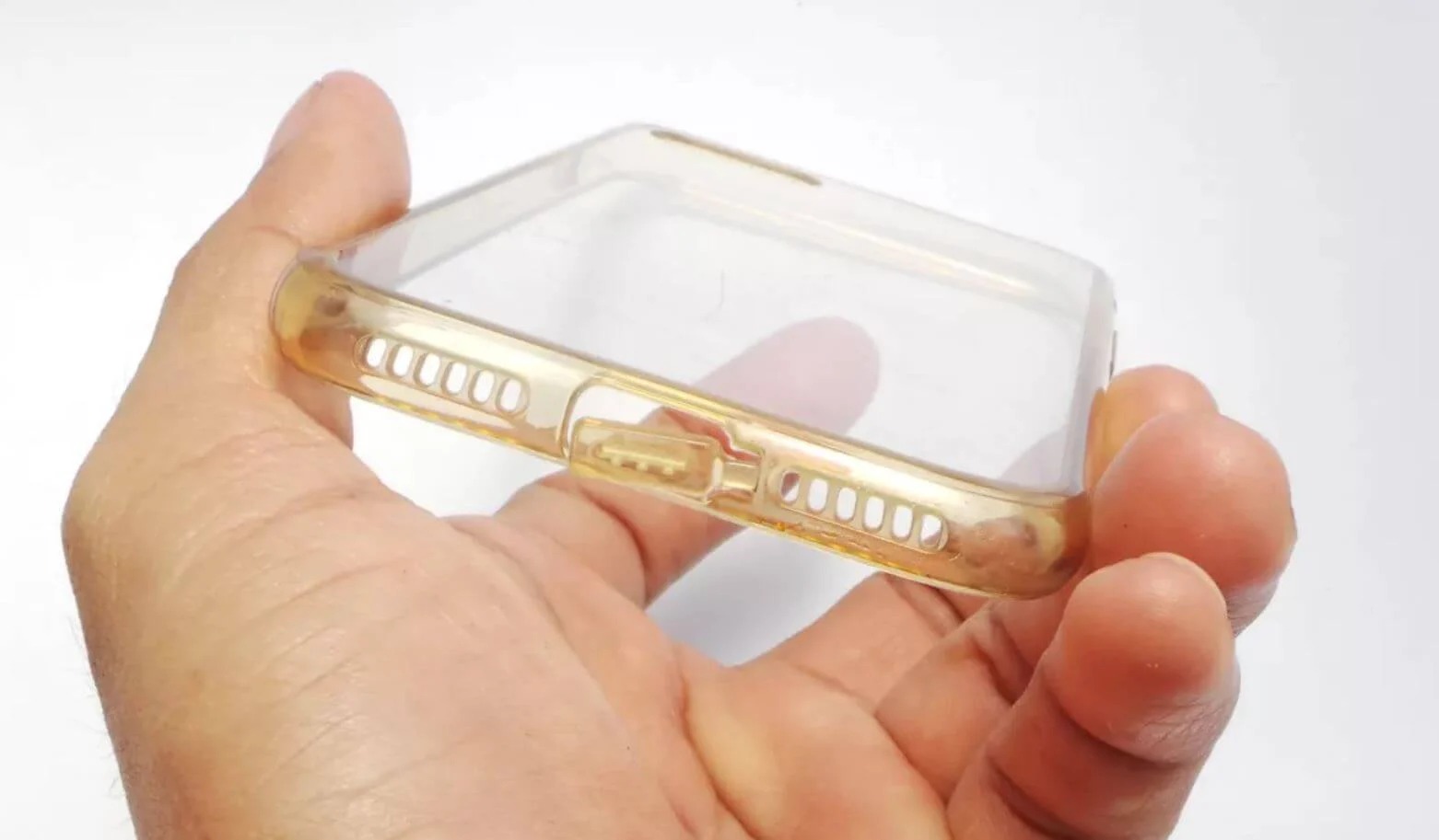 Буде як новий: 4 домашні засоби, які допоможуть відбілити силіконовий чохол телефону