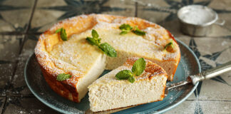 Творожная запеканка с твердым сыром на сковороде: рецепт легкого и полезного завтрака на скорую руку - today.ua