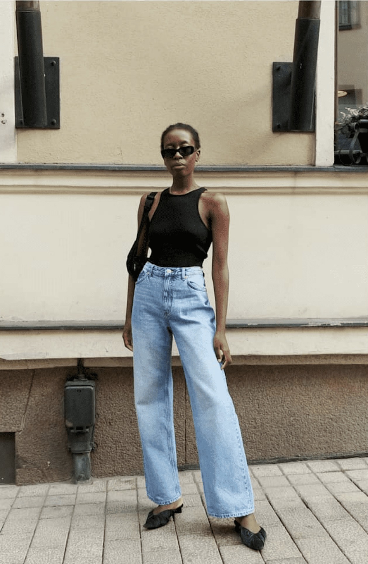 Як носити широкі трендові джинси і виглядати жіночно: дві головні особливості