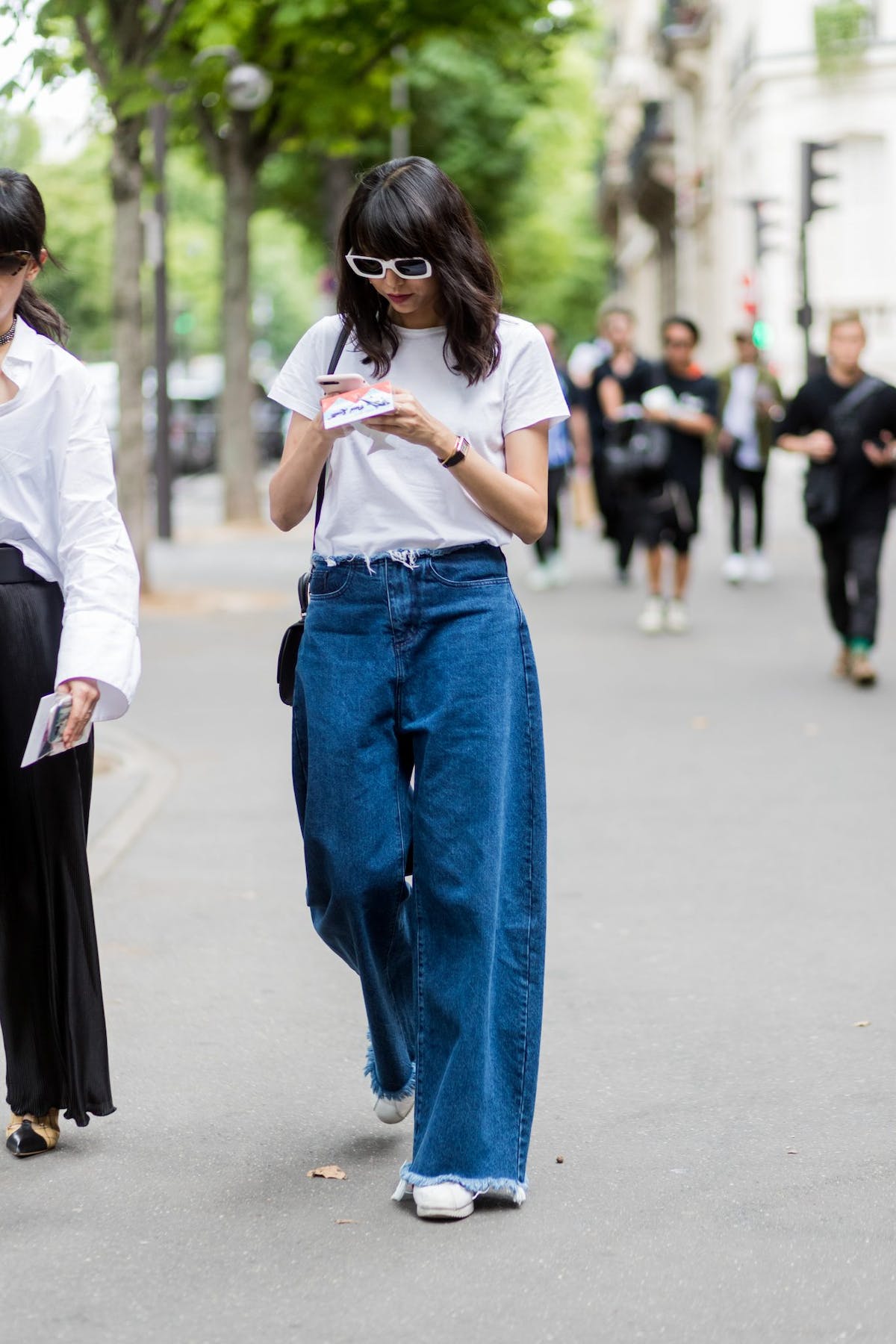 Как носить трендовые широкие джинсы и выглядеть женственно: две главные особенности