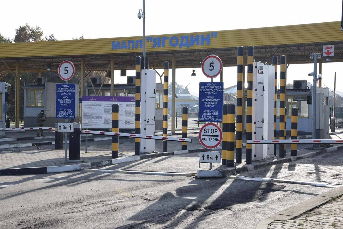 В Україні заборонили виїжджати за кордон деяким жінкам: перелік спеціальностей