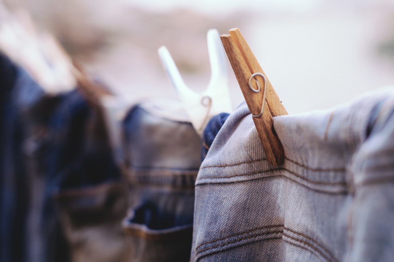 Як правильно прати джинси в машинці: корисний лайфхак, який збереже колір одягу
