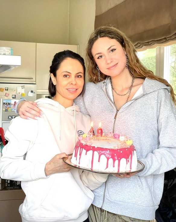 Экс-жена Кличко в день своего 49-летия показала редкое фото с дочерью