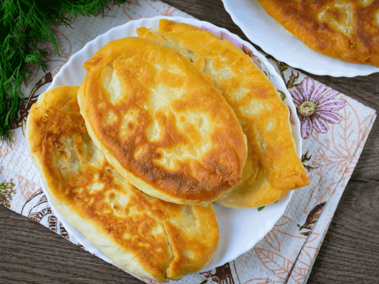 Румяные и пышные жареные пирожки, как у бабушки: рецепт идеального теста - today.ua