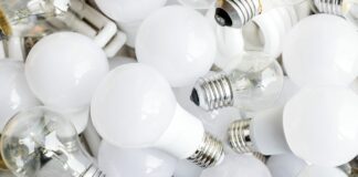 Обмен старых лампочек на LED: Укрпочта выдает украинцам дешевые аналоги Philips - today.ua