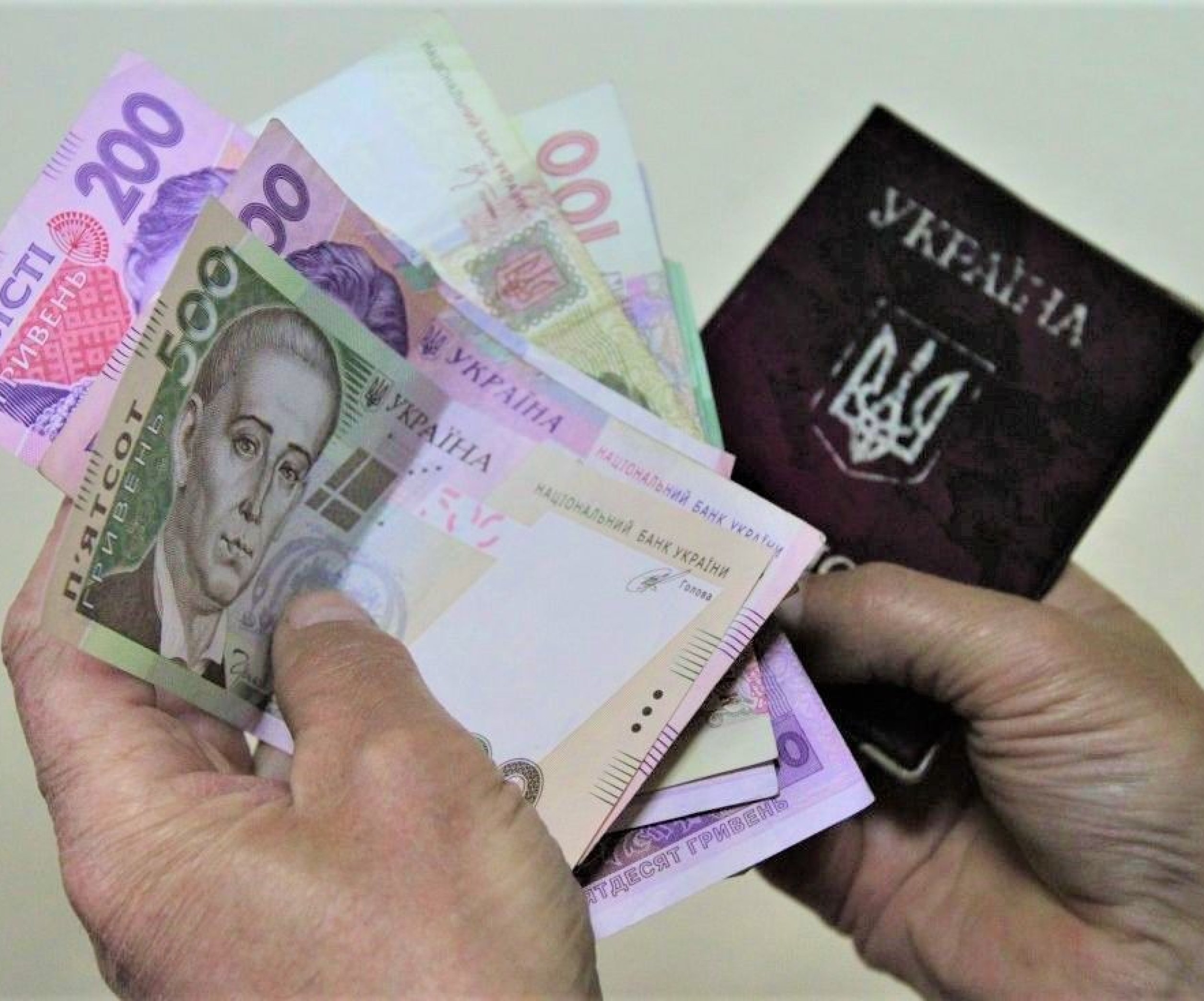 Украинцам могут "заморозить" пенсии: в ПФУ рассказали, как возобновить выплаты