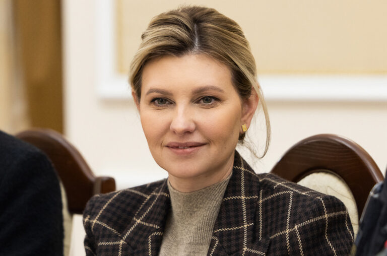 Елена Зеленская показала самый модный свитер 2023 года - today.ua
