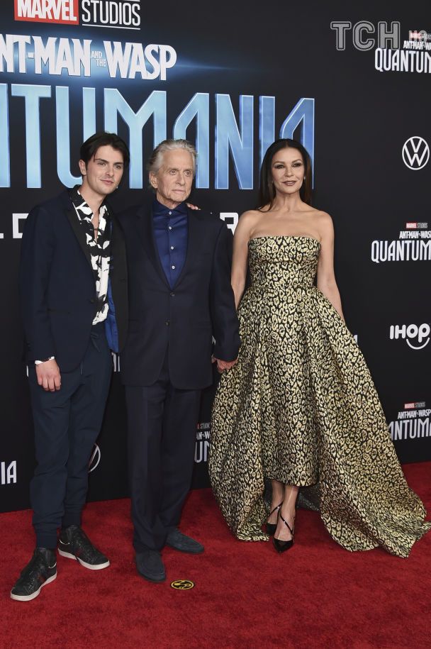 Кетрін Зета-Джонс в ефектній сукні з леопардовим принтом вийшла у світ з чоловіком і сином