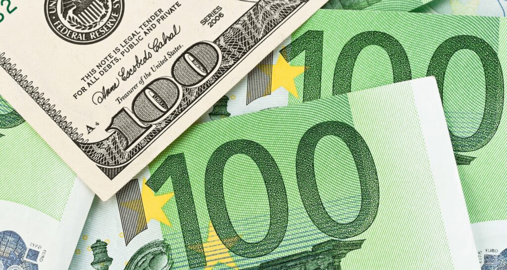 Долар та євро подешевшали: банки та обмінники оновили курс валют 1 лютого