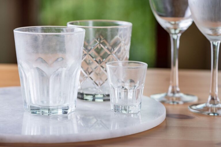 Як легко та просто відтерти каламутні склянки перед приходом гостей: допоможе один простий інгредієнт із кухні - today.ua