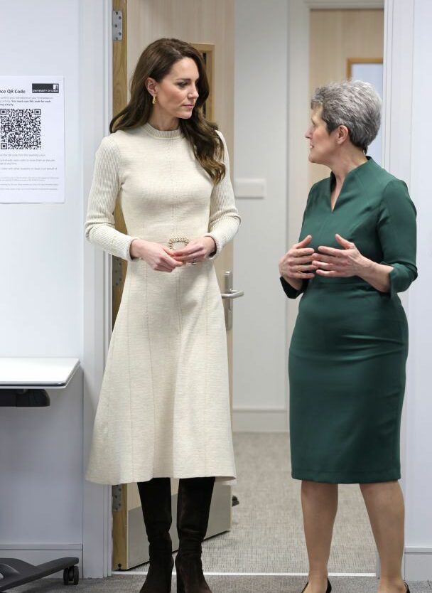 Трикотажна сукня в рубчик з широким поясом: Кейт Міддлтон показала ідеальне повсякденне вбрання