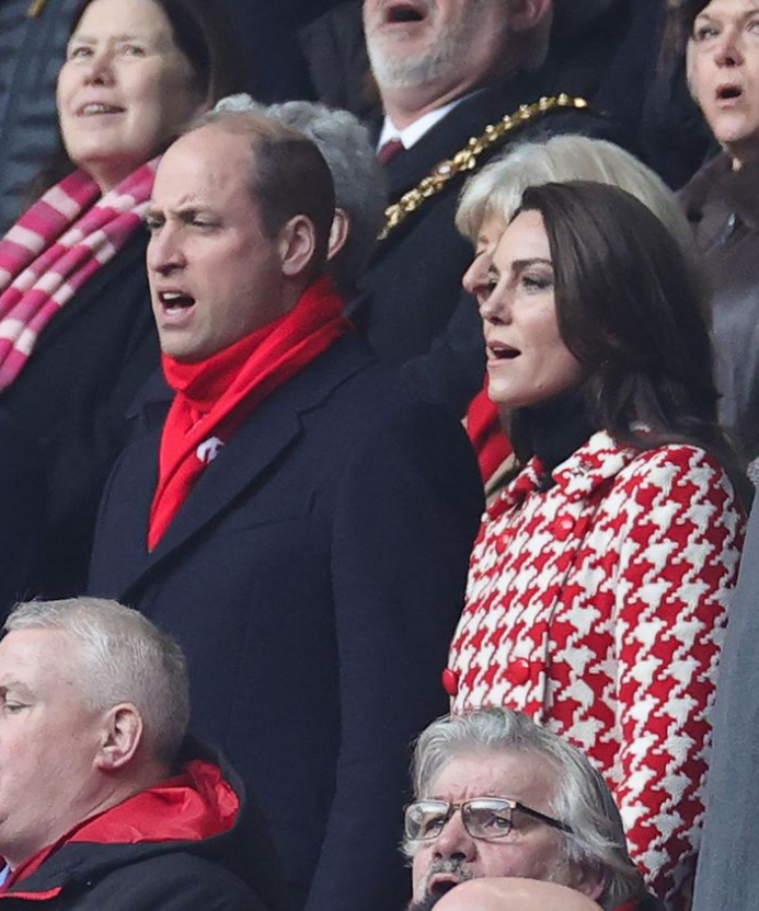 В культовом пальто с принтом “гусиные лапки“: Кейт Миддлтон посетила футбольный матч вместе с супругом