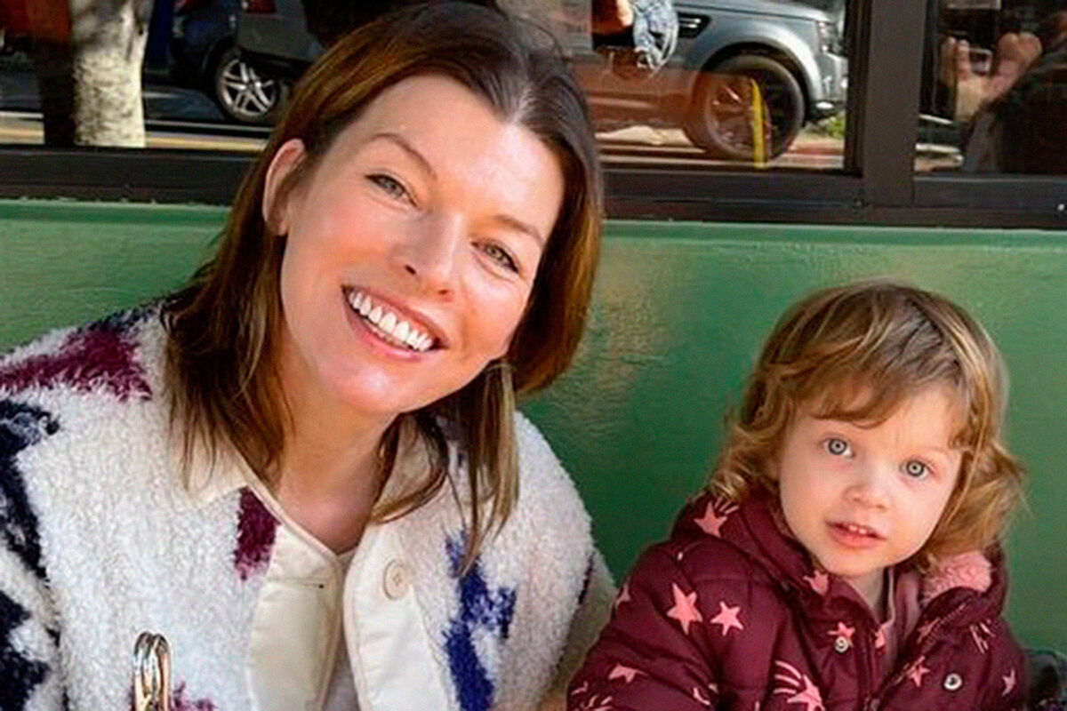 Мой радужный ребенок: Милла Йовович трогательно поздравила младшую дочь с 3-летием - today.ua