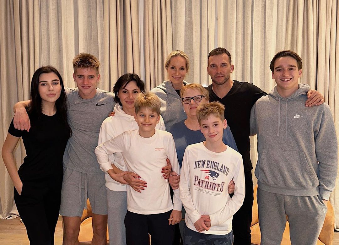 Андрій Шевченко показав рідкісне фото з мамою, сестрою, племінницею та своїми синами 