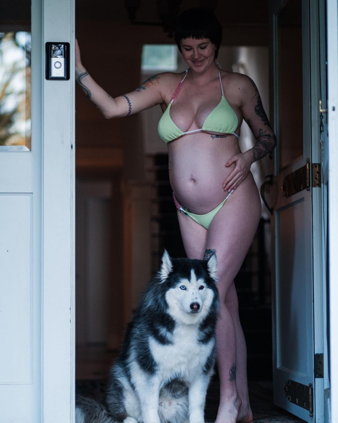 Беременная дочь Алека Болдуина и Ким Бейсингер на шестом месяце показала фигуру в бикини