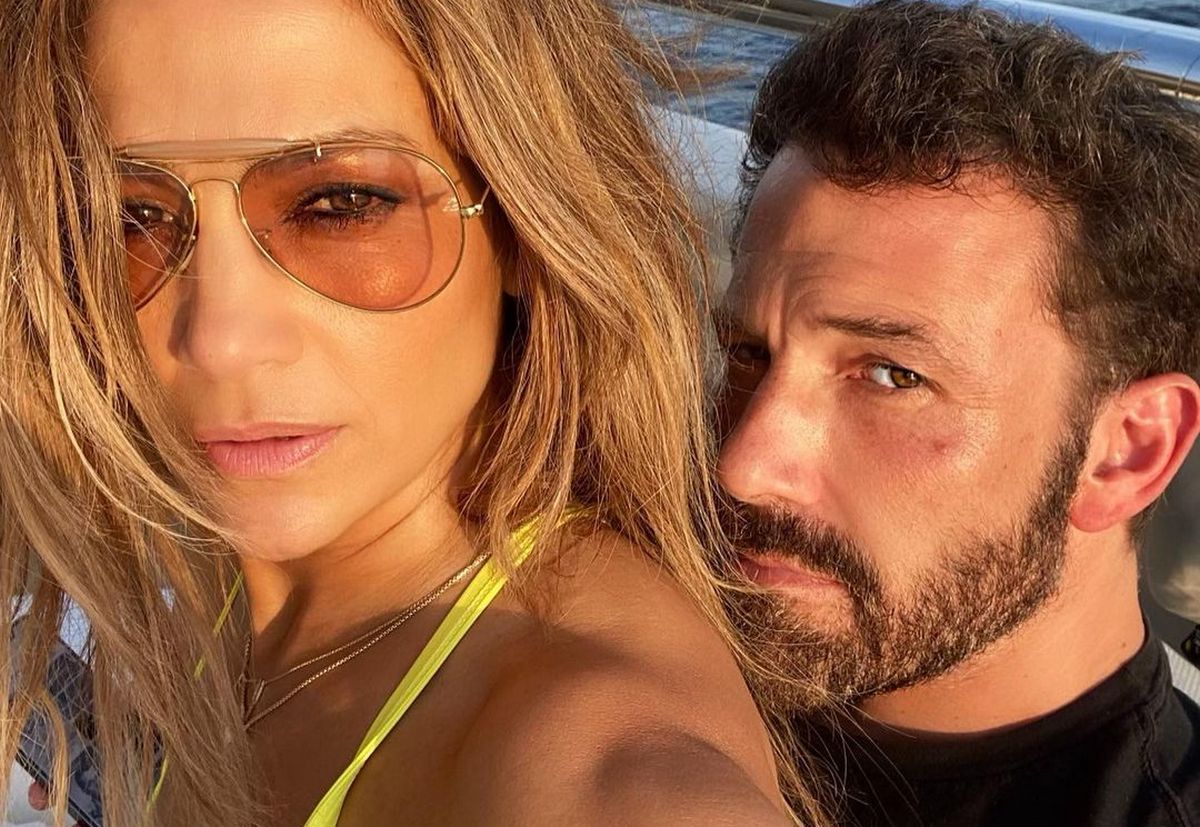 Білі карго і сорочка в клітинку: новий стильний образ Дженніфер Лопес - today.ua