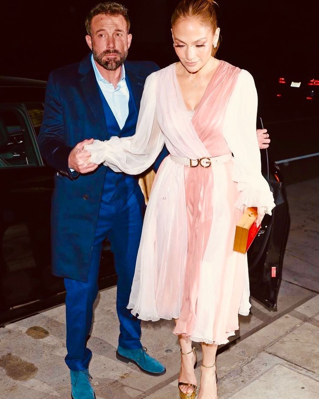Бледно-розовое платье и красный клатч: Дженнифер Лопес поймали на свидании с Беном Аффлеком