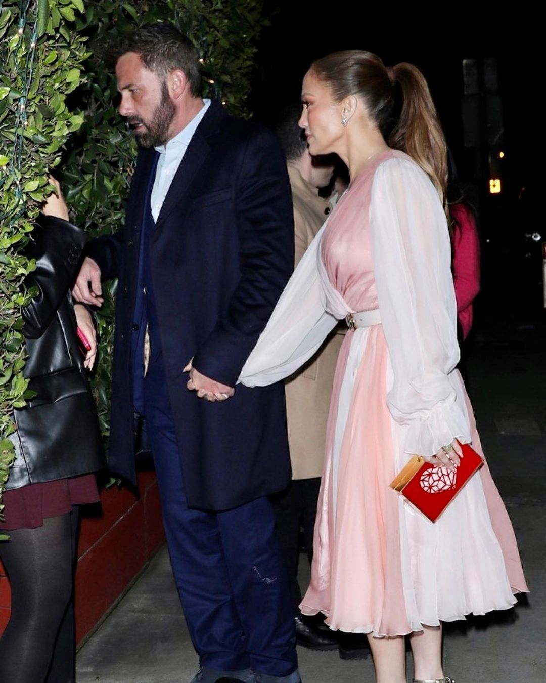 Блідо-рожева сукня та червоний клатч: Дженніфер Лопес спіймали на побаченні з Беном Аффлеком