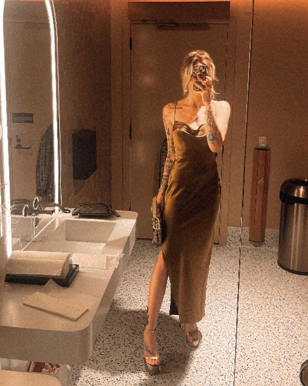 24-річна донька Майкла Джексона у сукні-комбінації з розрізом засвітила ідеальну фігуру