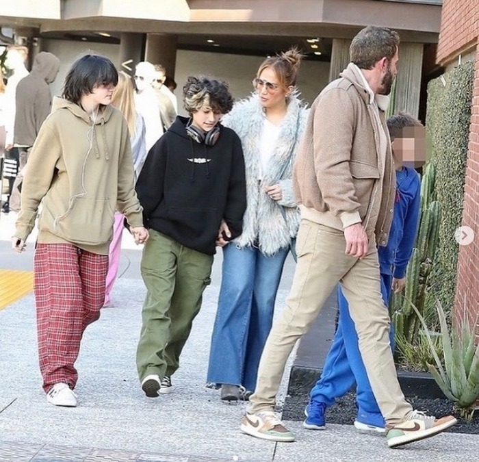 В трендовых джинсах и искусственной шубке: Дженнифер Лопес заметили с детьми на прогулке