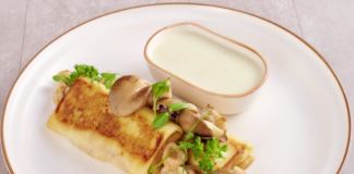 Нежные блины в сырно-сметанно соусе: рецепт идеальной начинки из грибов - today.ua