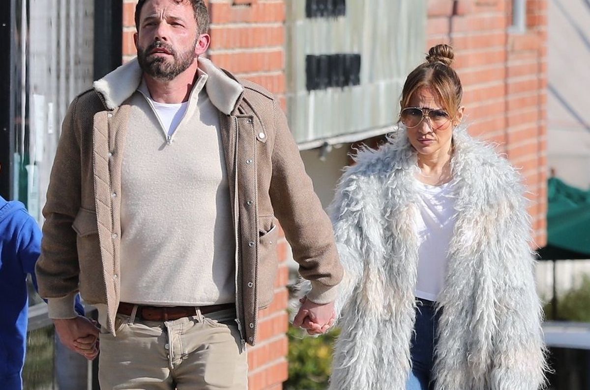 В трендовых джинсах и искусственной шубке: Дженнифер Лопес заметили с детьми на прогулке - today.ua