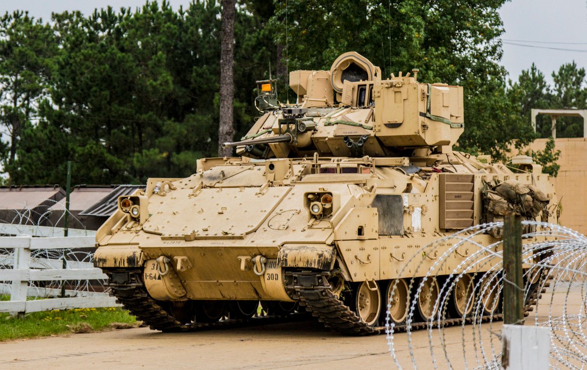 Украине дадут Bradley BFIST: чем помогут американские боевые машины
