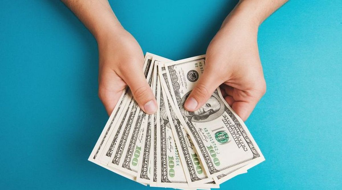 Переселенці в Україні отримають по 1050 доларів: на що можна буде витратити грошову допомогу