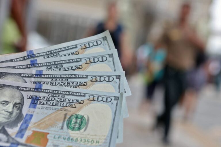 Курс долара в Україні знижується четвертий день поспіль: скільки коштує валюта в банках та обмінниках - today.ua
