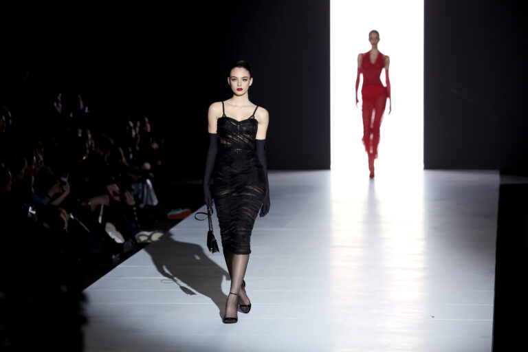 Дочь Моники Беллуччи в черном будуарном платье произвела фурор на Неделе моды в Милане