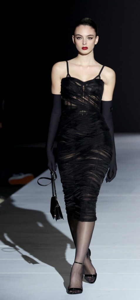 Донька Моніки Беллуччі у чорній будуарній сукні викликала фурор на тижні моди у Мілані