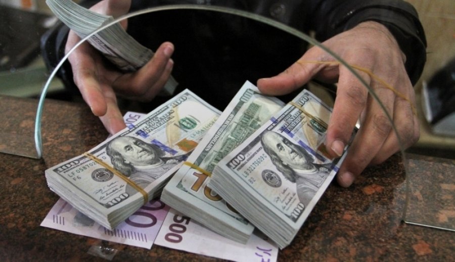 Українці активно скуповують валюту перед скасуванням фіксованого курсу долара