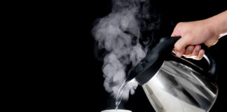 Как легко очистить электрический чайник от налета: простое средство из подручных ингредиентов - today.ua