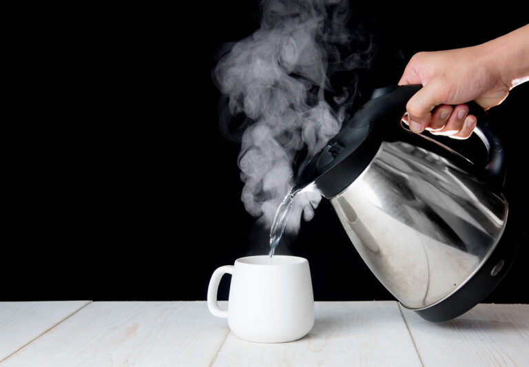 Как легко очистить электрический чайник от налета: простое средство из подручных ингредиентов - today.ua