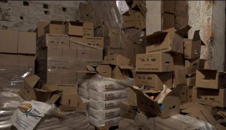 В Киеве на складе обнаружены сотни тонн гниющей гуманитарки, которую кто-то припрятал для себя - today.ua