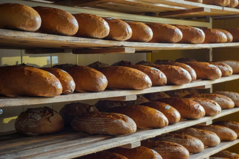 В Украине выросли цены на хлеб, подсолнечное масло и соль: супермаркеты обновили стоимость продуктов в середине февраля - today.ua