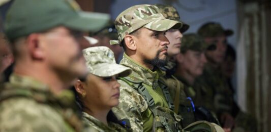 Стало известно, кому из военных урезали зарплаты в феврале - today.ua