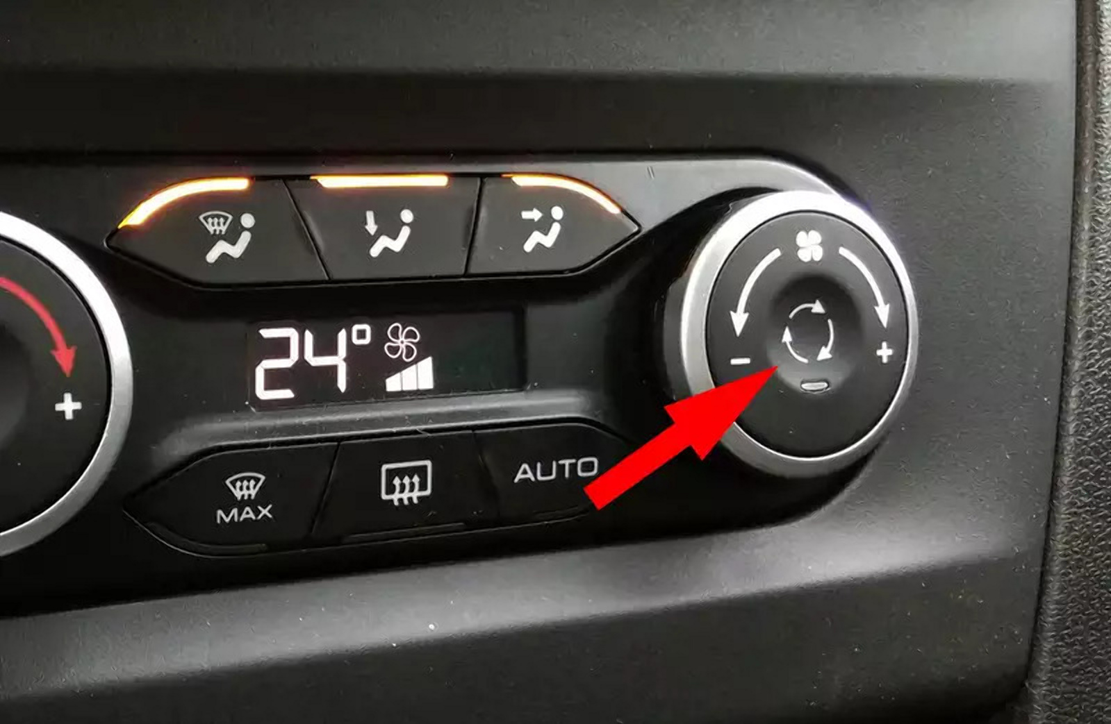 Непонятная кнопка в автомобиле: разные пиктограммы, но одна функция