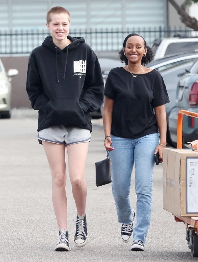 Бритая голова и мини-шорты: 16-летняя дочь Аджелины Джоли и Брэда Питта сменила имидж