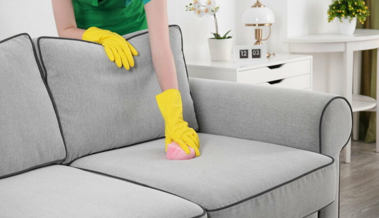 Как отмыть пятна с дивана без профессиональной чистки: помогут простые ингредиенты из кухни - today.ua
