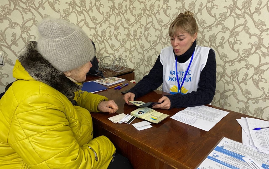 Грошова допомога: переселенці можуть повторно отримати виплати від організації Caritas Ukraine