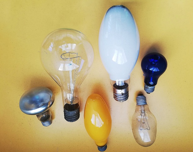 В Укрпошті видають браковані LED-лампи замість старих ламп розжарювання: у компанії пояснили ситуацію