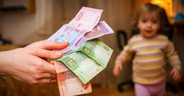 У Мінсоцполітики вирішили скасувати виплату державної допомоги одиноким матерям: хто ризикує втратити гроші