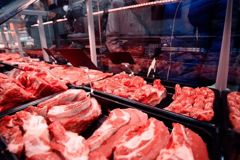 Українські супермаркети знизили ціни на м'ясо: скільки коштує кілограм свинини, курятини та яловичини - today.ua