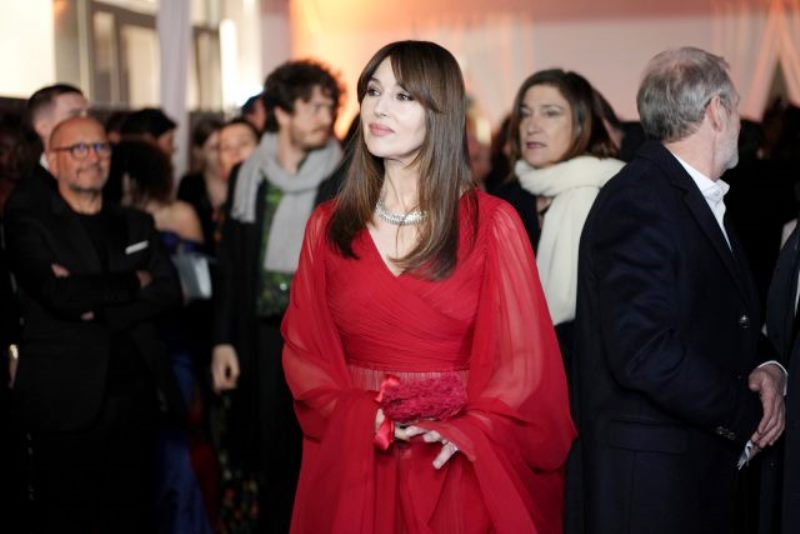 В красном платье и бриллиантах: Моника Беллуччи произвела фурор на кинопремии “Сезар“