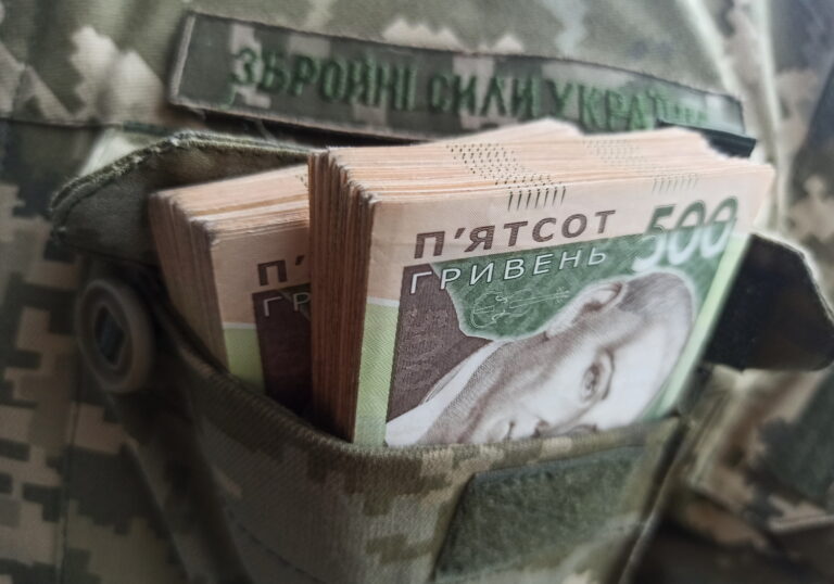 В Украине изменили порядок выплат военным: кто продолжит получать 100 тыс. грн ежемесячно - today.ua