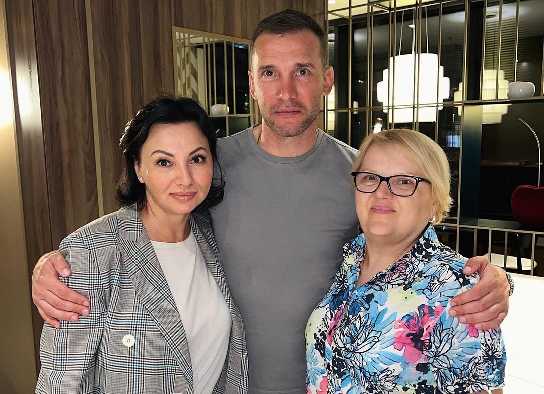 Андрій Шевченко показав рідкісне фото з мамою, сестрою, племінницею та своїми синами - today.ua