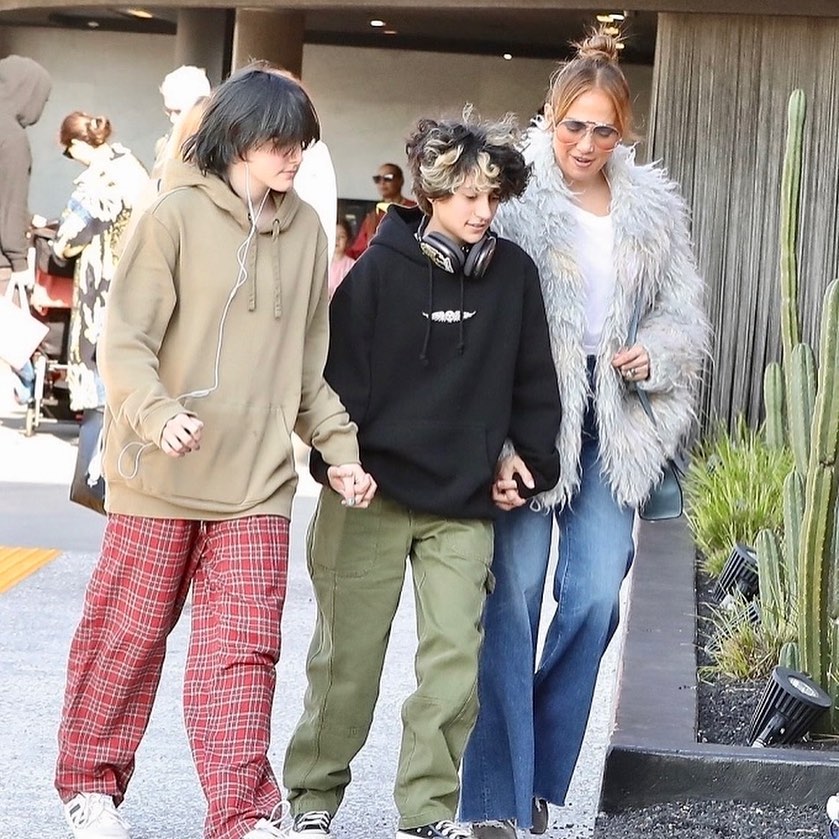 В трендовых джинсах и искусственной шубке: Дженнифер Лопес заметили с детьми на прогулке В трендовых джинсах и искусственной шубке: Дженнифер Лопес заметили с детьми на прогулке - today.ua