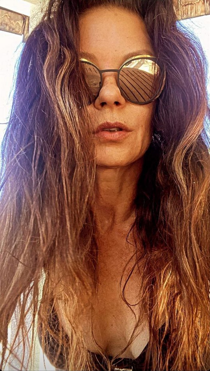 53-летняя Кэтрин Зета-Джонс удивила внешним видом на редком фото в купальнике