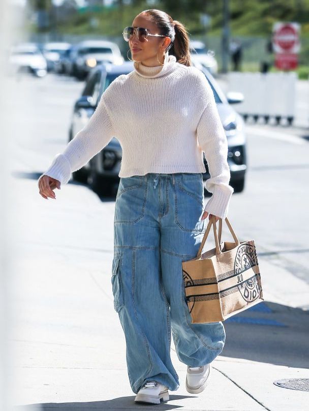 Як носити широкі трендові джинси невисоким дівчатам: Дженніфер Лопес показала стильний аутфіт